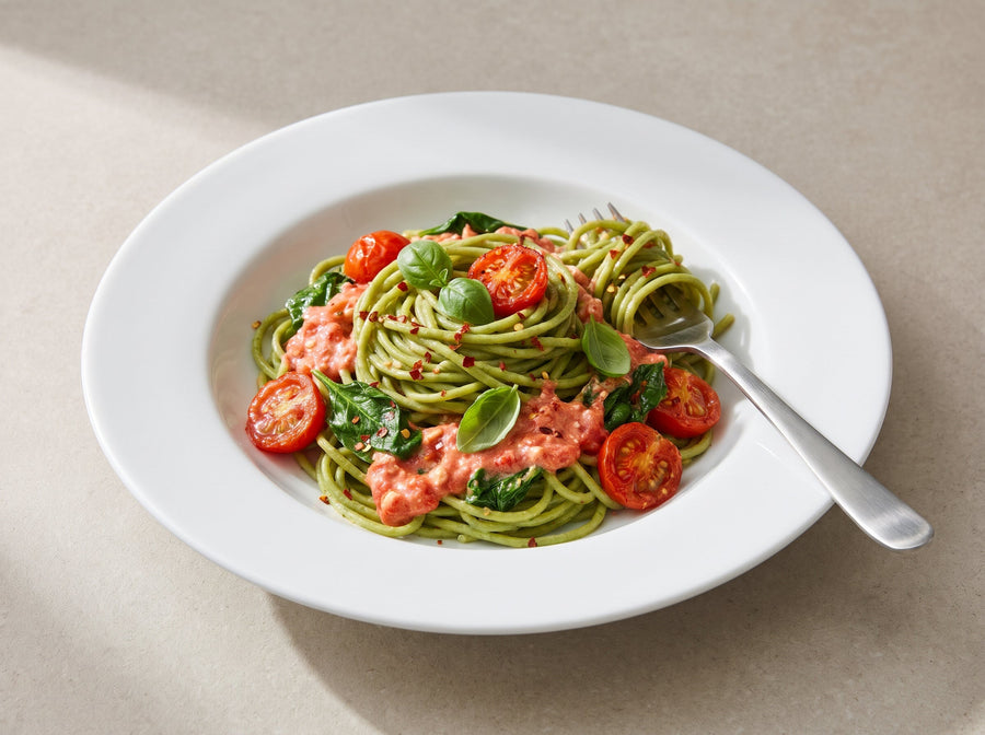 Grüne Edamame-Spaghetti mit cremiger Tomatensauce, Spinat und Basilikum