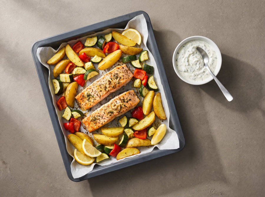 Lachs mit Ofengemüse und Kräuterquark