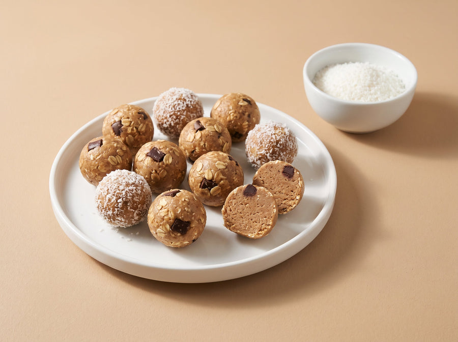 Protein-Energy-Balls mit Haferflocken und Schokostücken, teils in Kokos gerollt