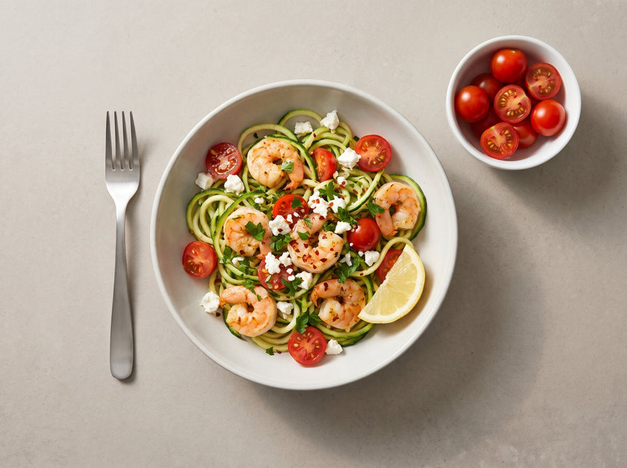 Zucchini-Nudeln mit Garnelen und Tomaten