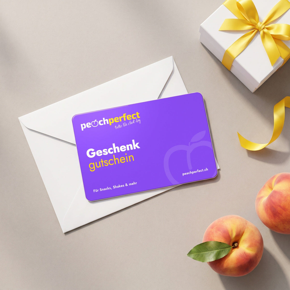 Peach Perfect Geschenkgutschein auf Umschlag mit Geschenk
