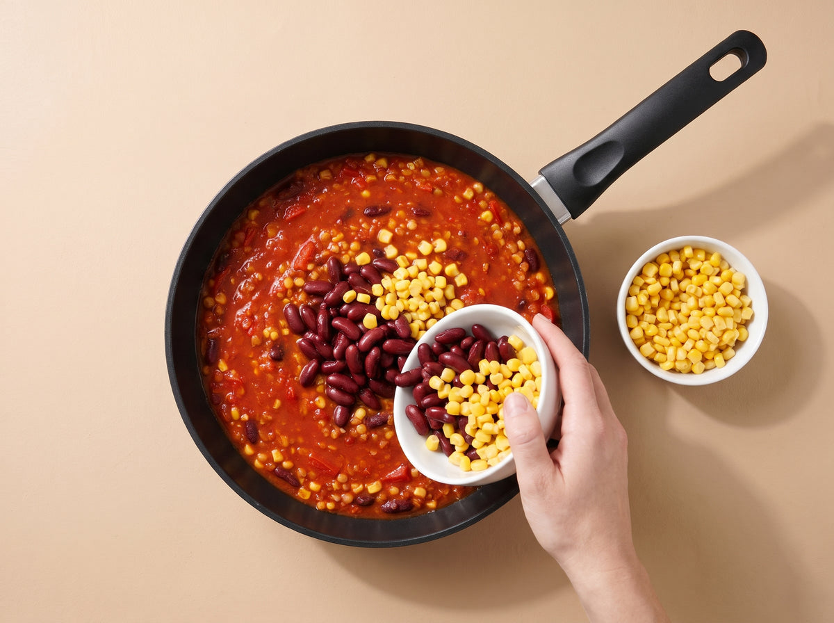 Chili sin Carne mit roten Linsen – Bohnen und Mais dazugeben