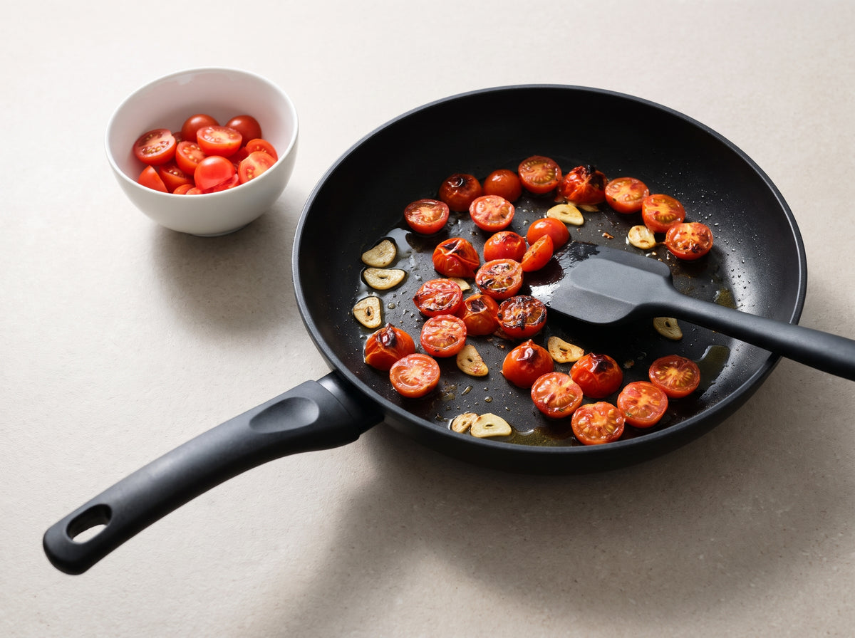 Edamame-Pasta mit Tomaten-Hüttenkäse-Sauce – Cherrytomaten anbraten