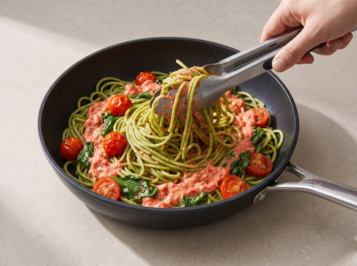 Edamame-Pasta mit Tomaten-Hüttenkäse-Sauce – Pasta in der Sauce schwenken