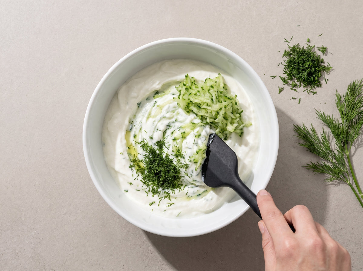 Joghurt-Gurken-Dip mit Zitrone – Gurke und Dill unterheben
