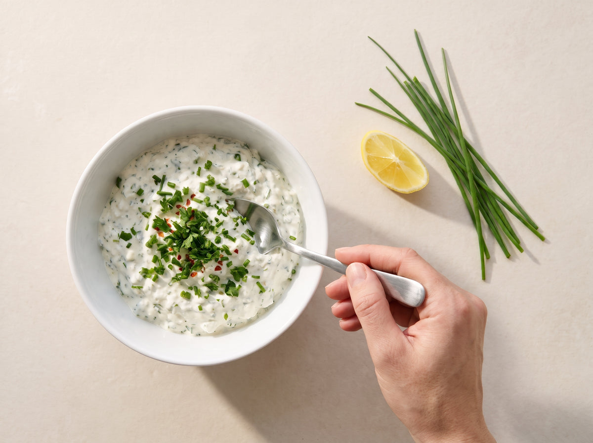 Kräuter-Hüttenkäse-Dip – Kräuter unterrühren