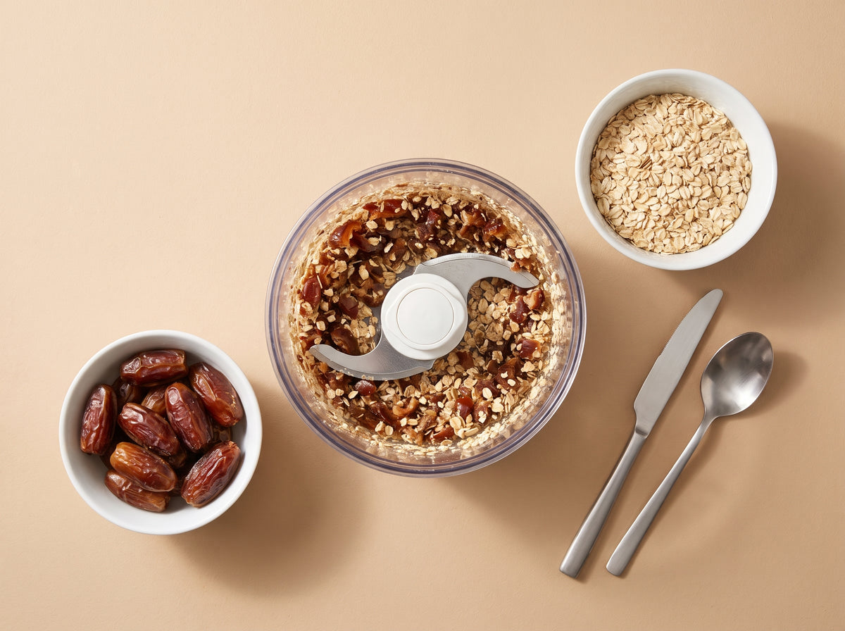Protein-Energy-Balls – Datteln und Haferflocken zerkleinern
