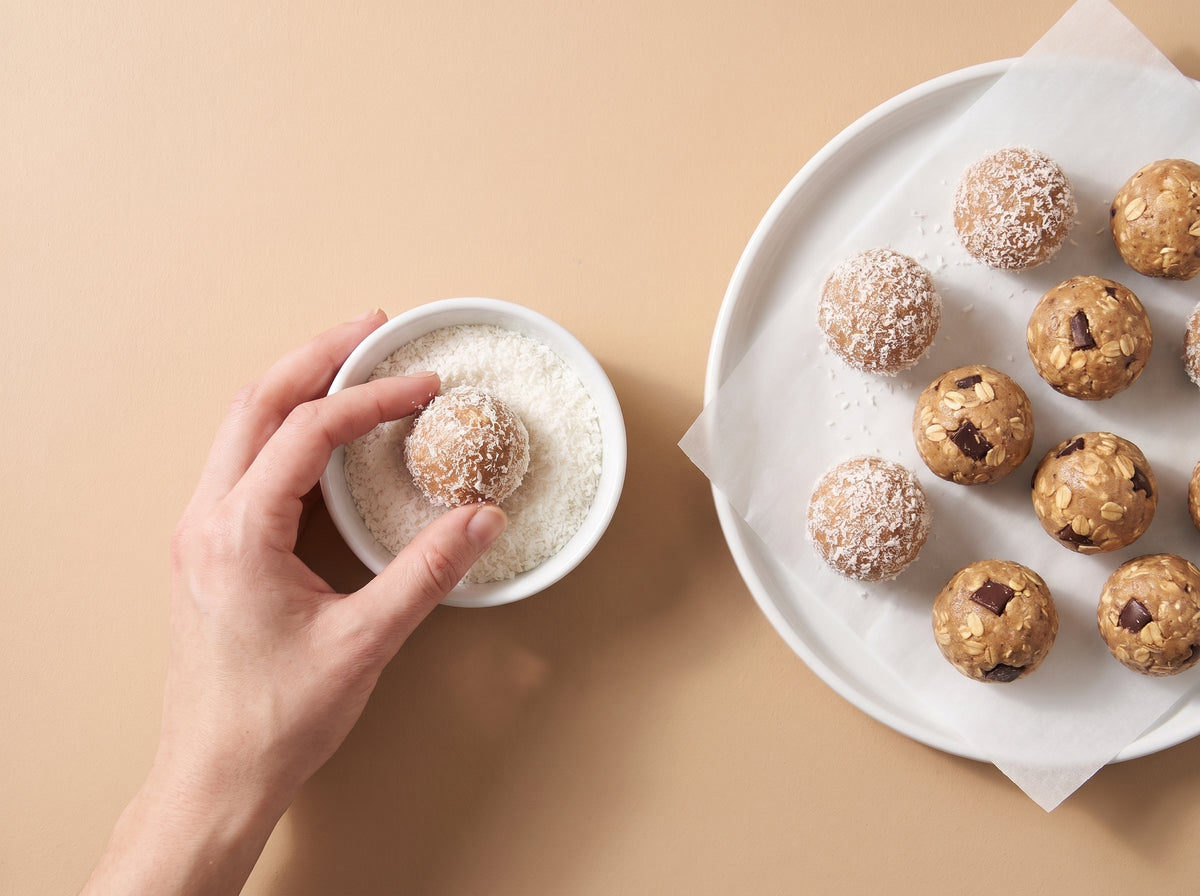 Protein-Energy-Balls – In Kokos wälzen
