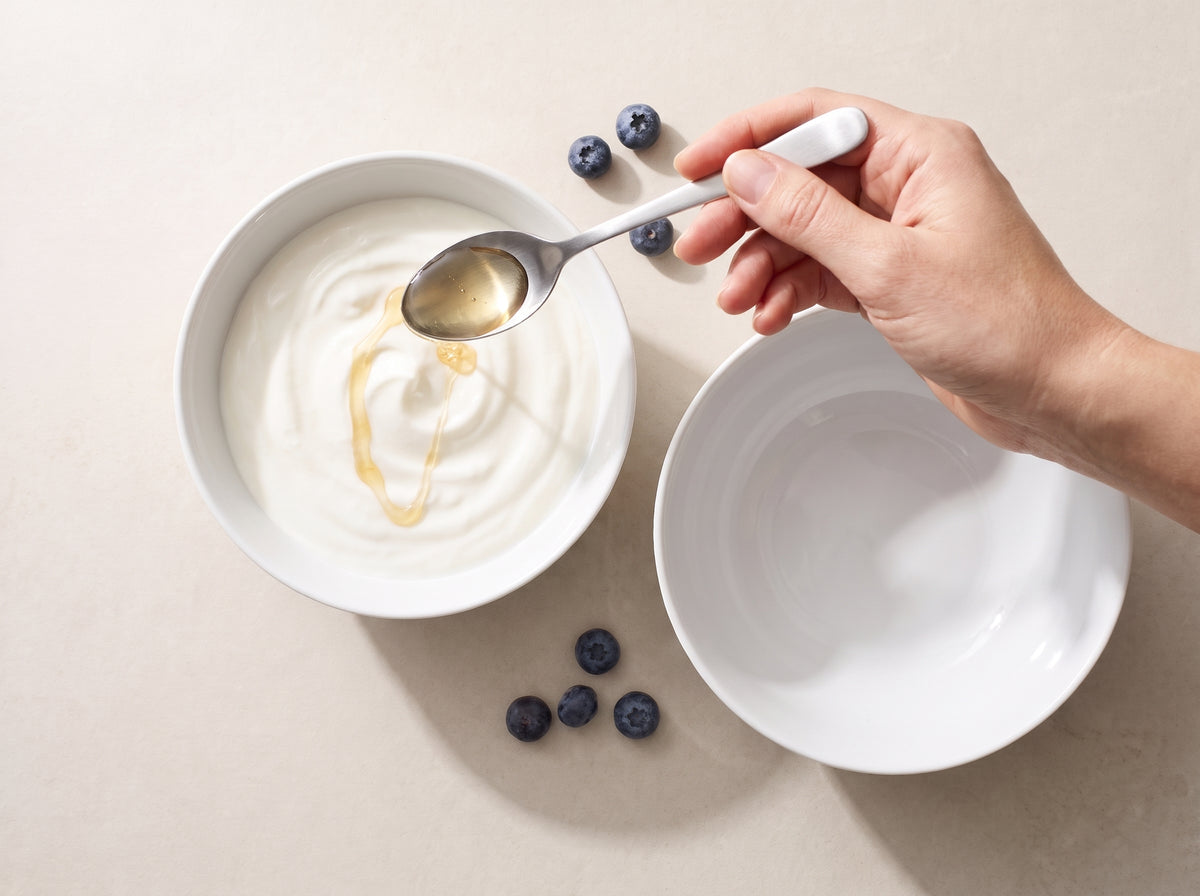 Skyr-Bowl mit Beeren und Knusperflocken – Skyr süssen