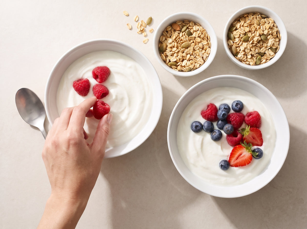 Skyr-Bowl mit Beeren und Knusperflocken – Beeren und Flocken darauf verteilen
