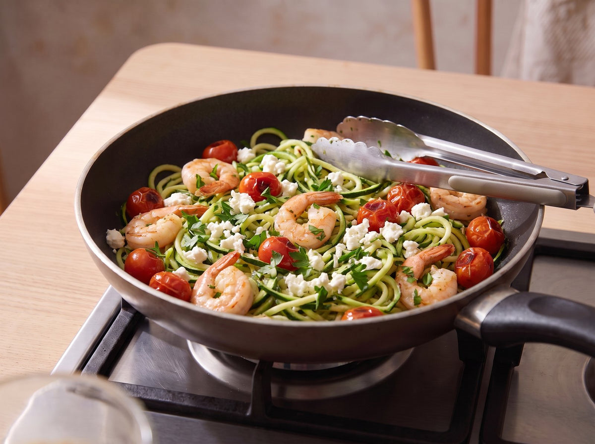 Garnelen zurück in die Pfanne geben, mit Zitrone, Salz und Pfeffer abschmecken...